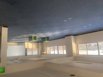 床にもコンセントあり。助かりますね。