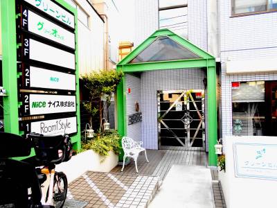 看板出せます。無料。花壇には色々な花が咲きます。綺麗。