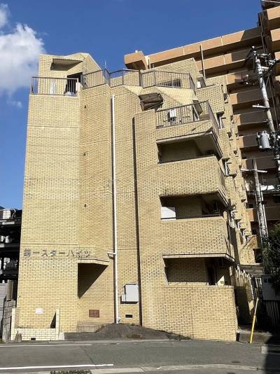 エレベーター付きの5階建てです。