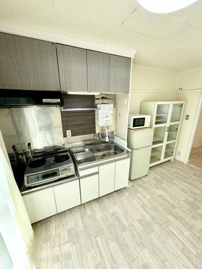 コンロ、瞬間湯沸かし器、冷蔵庫、電子レンジ付♪