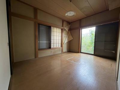 フローリングの洋室(壁床リフォーム予定)