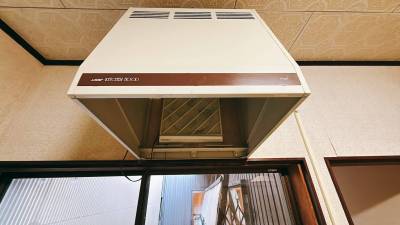 キッチンは大きな換気扇付き