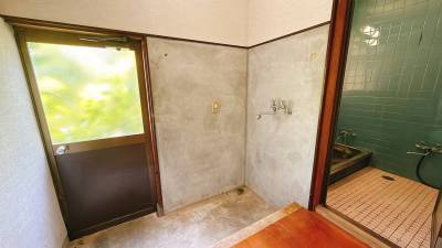 勝手口の土間に洗濯機置き場があります