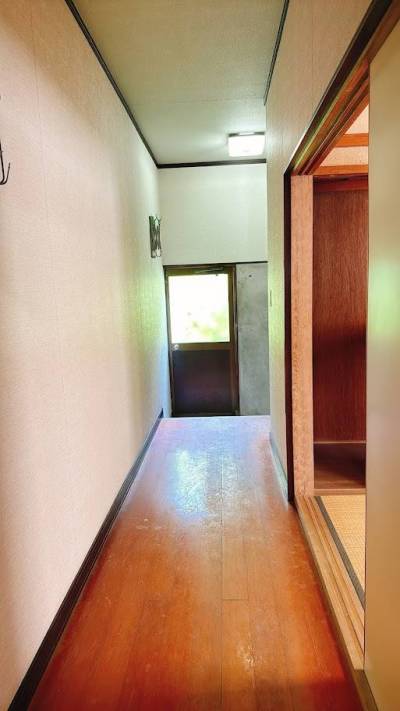 キッチンから勝手口への廊下