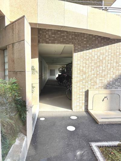 雨に濡れない駐輪場、子供の送迎も落ち着いてできます