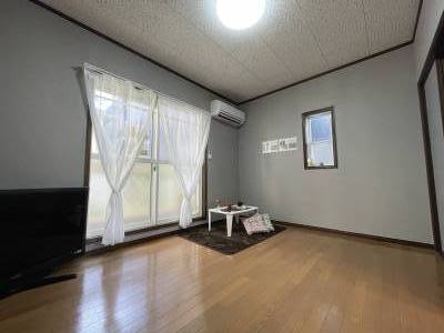 南向きの窓から陽の光が入る、明るいお部屋です♪