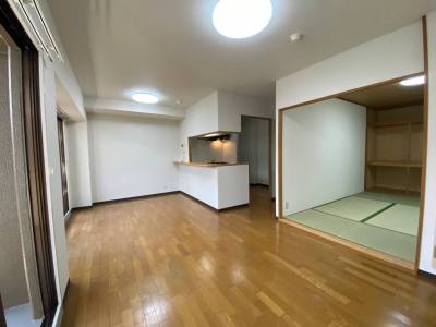 陽だまりのLDKと和室が一体となる、家族の特等席。