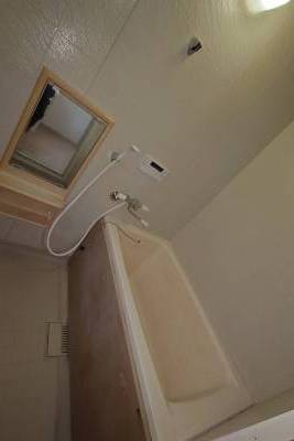 新品のシャワー付き水栓のお風呂です