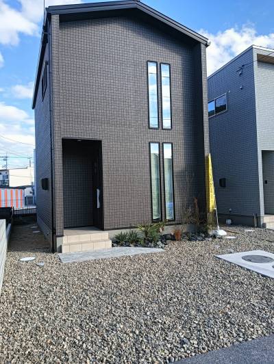 全面駐車場は車2台が、ゆったり停められます