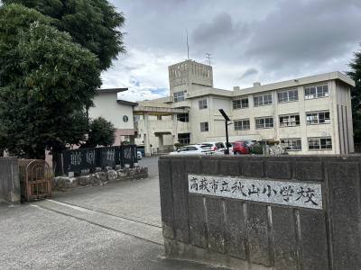 小学校まで約1Kｍ、徒歩約１２分。
