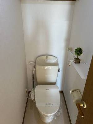 トイレは消毒済み、棚を設置