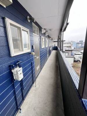 外壁は塗り替えを行なっている最中です！