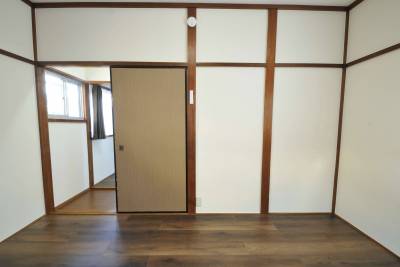 2F 6畳洋室①。白とブラウンの落ち着いた色合いです