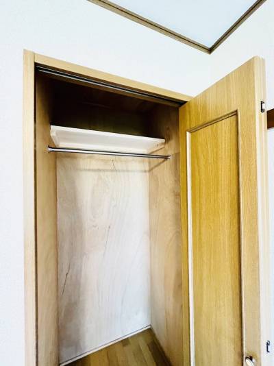 居室には便利なパイプハンガーと枕棚も設置済みです♪