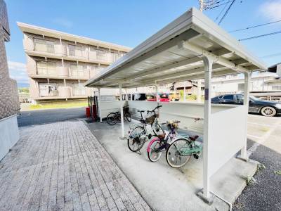 駐輪場はバイクも置いて頂けます。敷地内に2か所あります♪