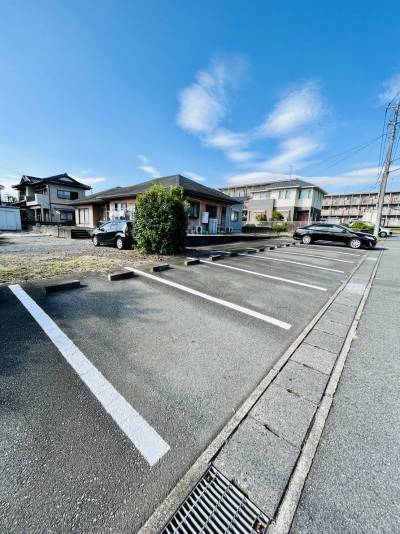 駐車場は1台3,300円（税込み）です♪2台目可