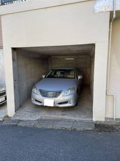 余裕の広さの屋根付きガレージ