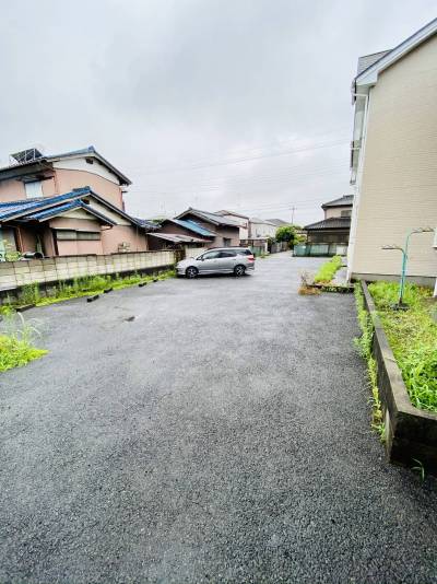 建物の向かい側には広々とした駐車場があります