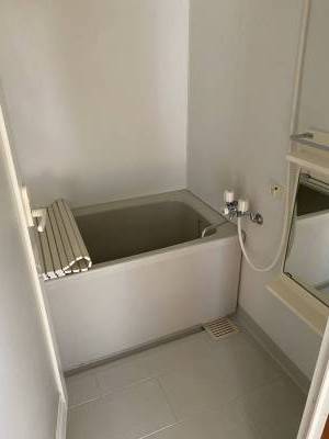 追い焚き機能、鏡、収納棚付きの浴室です。