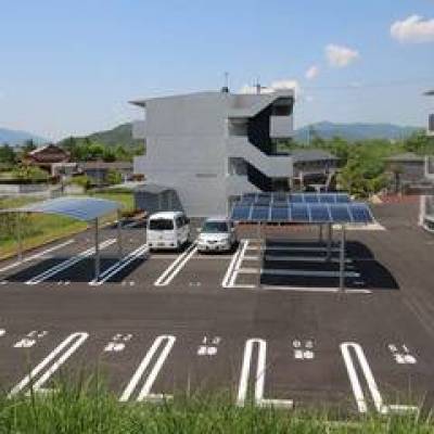 広々とした駐車場です。2台契約やバイク置き場としての利用も♪