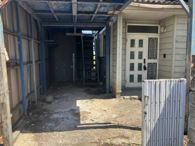 カーポートや物干し場として使用可能です。屋上にも登れます。