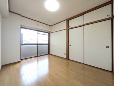 ベランダ向かって左６帖洋室