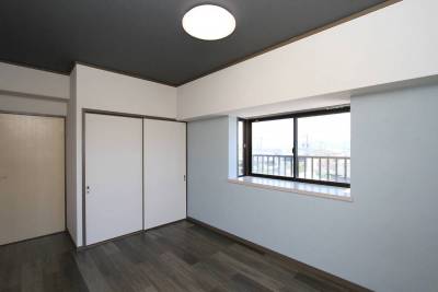 洋室、押入
アクセントクロス
出窓、LED照明器具付