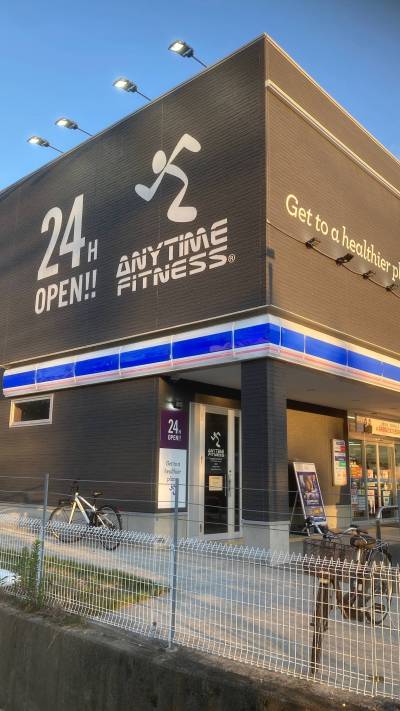 徒歩4分でコンビニもフィットネスジムもあります！