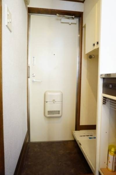 室内からドアへ