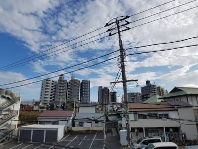 窓からの景色は開けてます