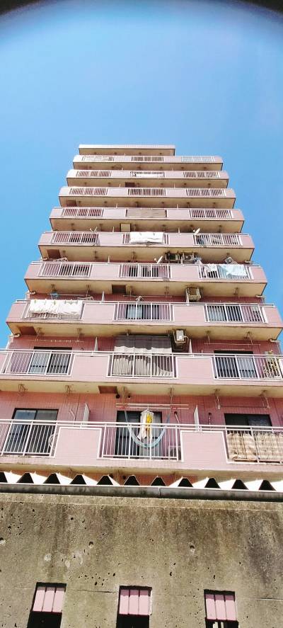 タイル張りの10階建てです
