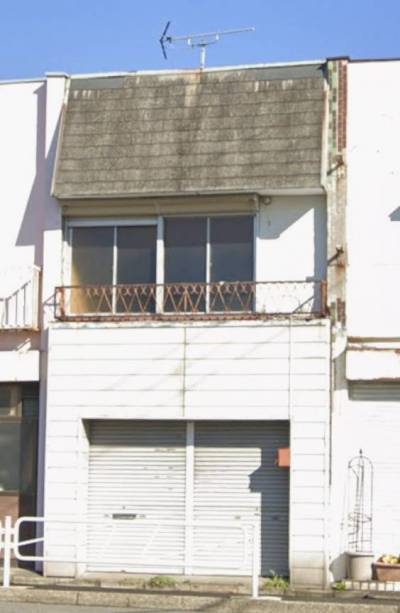 玄関部分は店舗用引き戸にリフォーム予定です。
