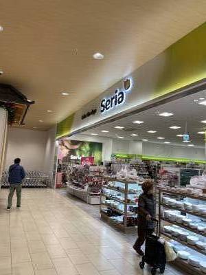 スーパー徒歩30秒です。
100均もあります。