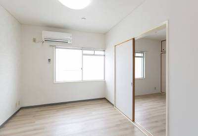 手前の部屋は洋室ですが、奥の部屋は和室です。