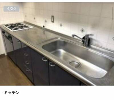 台所、システムキッチン。3口コンロ、シンクも広々。