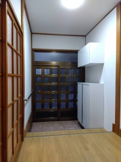 玄関です。下駄箱と上部に便利な収納棚を付けました。
