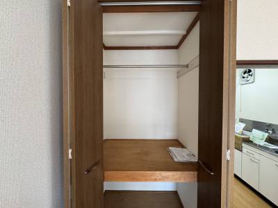 クローゼットは収納しやすいハイドア仕様です。