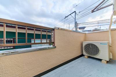 道路に面したベランダから明るい光が室内に差しこみます♪