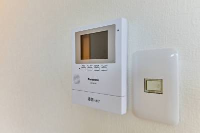 モニター付きインターフォン！来訪者を確認してから出られます！