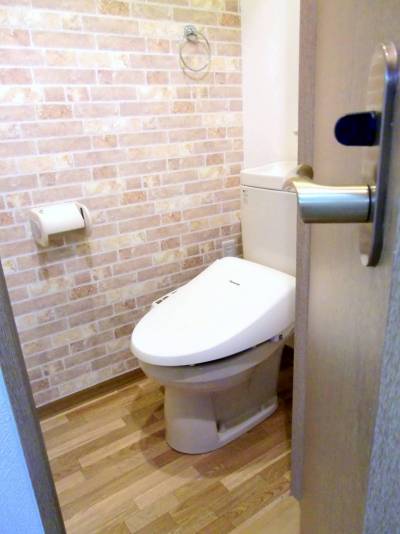 トイレ壁もお洒落なアクセントクロス貼、ウォシュレット標準設備