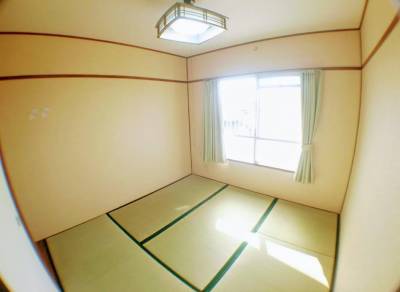 窓あり、ベランダに接しているので布団干しやすい