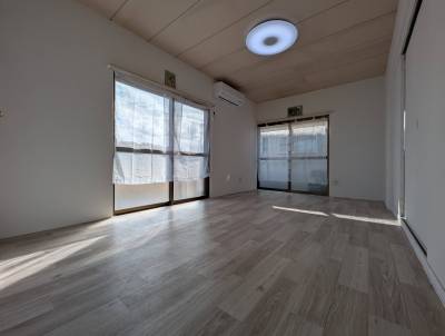 リビング（カーテンレール設置済）