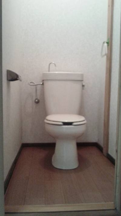 トイレの床も未使用フローリング