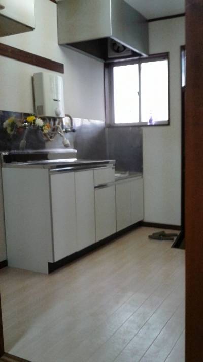 キッチン全景、6畳和室より。