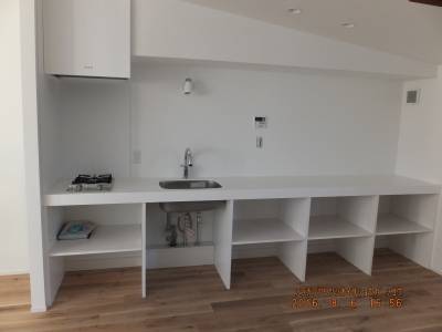 キッチン（２口コンロ）と机