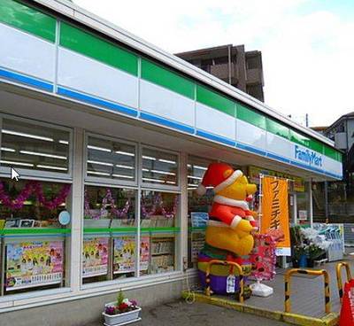 駅からすぐのファミマ