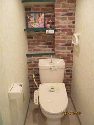 トイレです。洗浄便座・奥に収納棚3段で収納力あります。