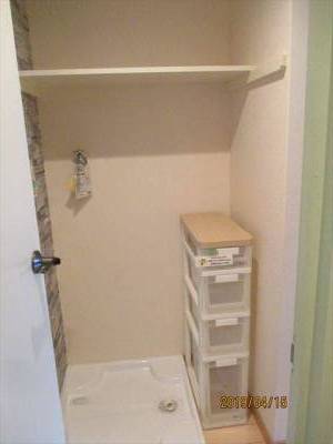 洗濯機置き場です。棚と収納が付いています。