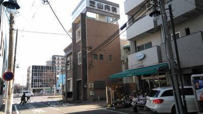右花屋が1階。内科、歯科医院、交番、郵便局、コンビニが隣接。