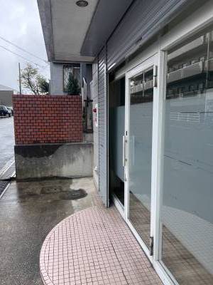 入口上部に看板設置可能です